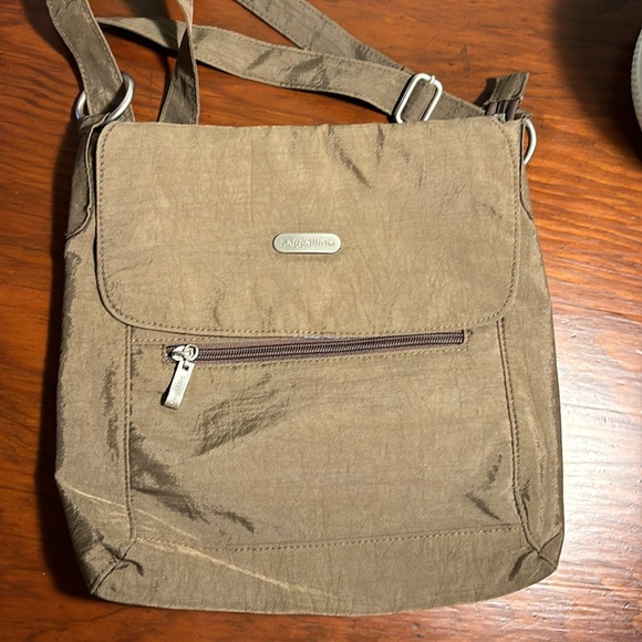 Baggallini olive crossbody bag w/adjustable strap - Picture 4 of 12